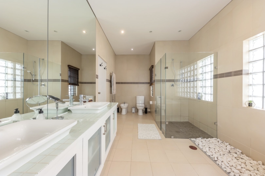 4 Bedroom Property for Sale in Green Point Western Cape
